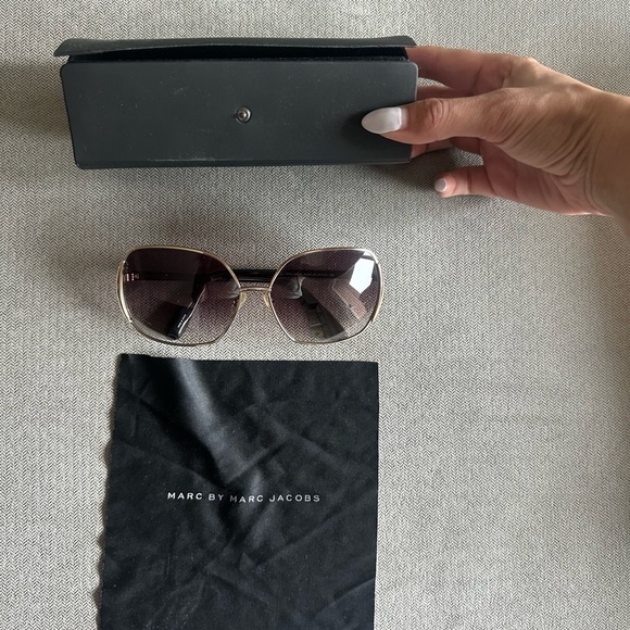 Marc by Marc Jacobs Women's Gold Frame with Brown Gradient Lenses Sunglasses - Picture 2 of 2